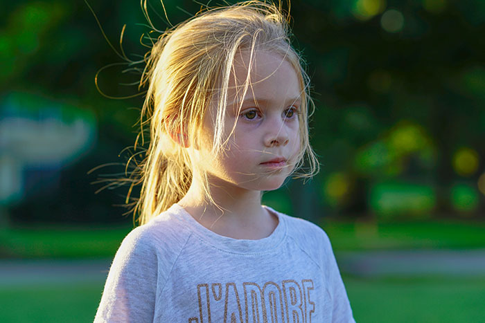 Parents Abandon 5YO Daughter In Another City As A “Lesson”, Neighbor Who Found Her Calls CPS Fast