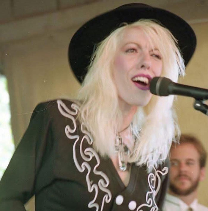 Dolly Parton’s Sister Raises Alarm After Asking For Prayers For The Singer Amid Health Struggles Dolly Parton’s Sister Raises Alarm After Asking For Prayers For The Singer Amid Health Struggles