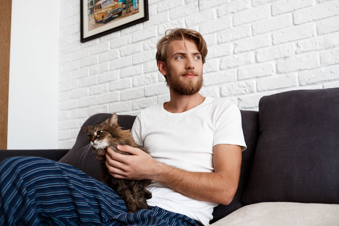 Man Cancels Date And Vacay With GF For His Sick Cat, She&#8217;s Irked He Never Puts Her Before The Pet