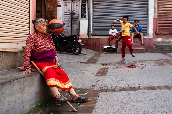 147 Stunning Street Photos That Capture Life’s Most Authentic Moments