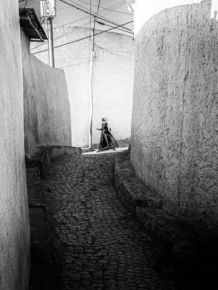 147 Stunning Street Photos That Capture Life’s Most Authentic Moments