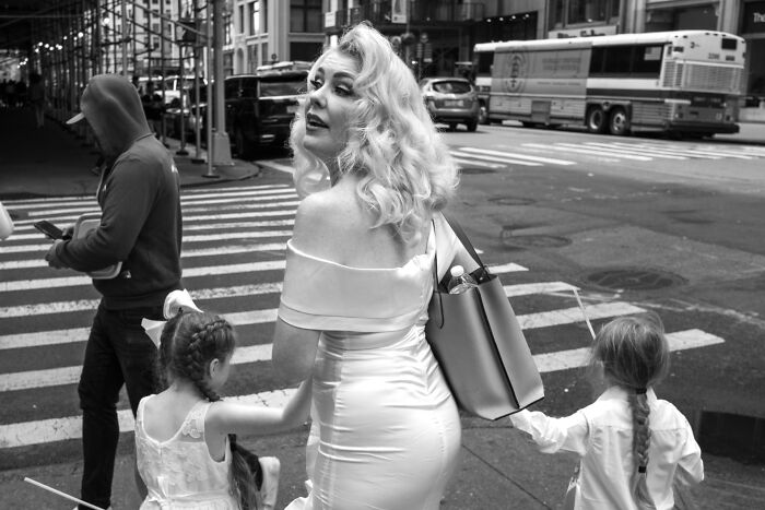 147 Stunning Street Photos That Capture Life’s Most Authentic Moments
