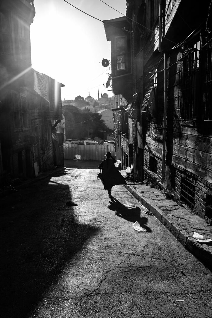 147 Stunning Street Photos That Capture Life’s Most Authentic Moments