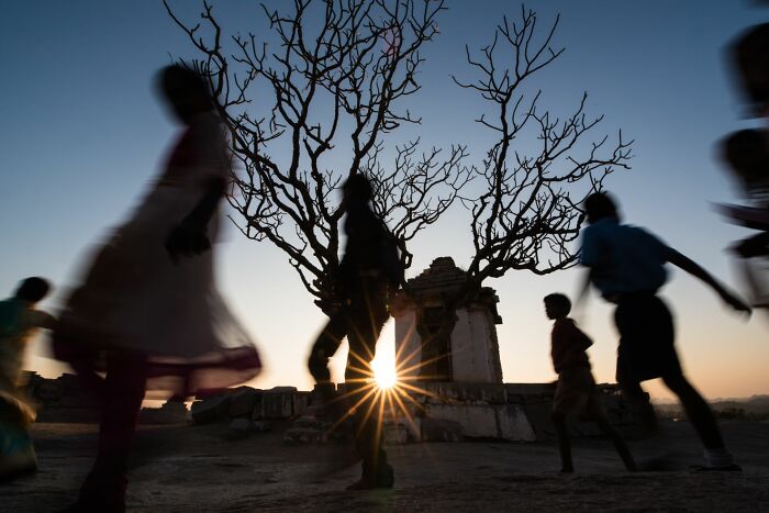 147 Stunning Street Photos That Capture Life’s Most Authentic Moments