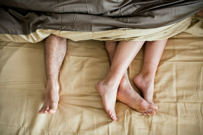57 Cheating Signs In Women, Shared By Broken-Hearted Men