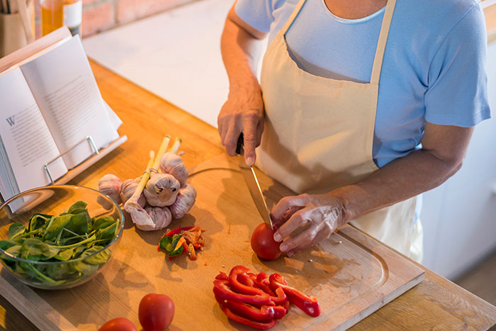 Woman&#8217;s Health Declines Every Time Her Boyfriend Brings Her Food, And Her Worst Suspicion Comes True