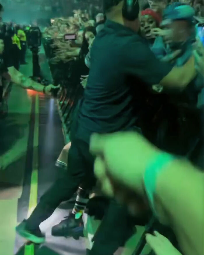 &#8220;That&#8217;s Disgusting&#8221;: Fans Outraged After Man Tries To Snatch Billie Eilish At Miami Concert