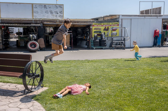 Photographer Shows The Funny, Awkward, And Totally Human Side Of City Life (60 Pics)