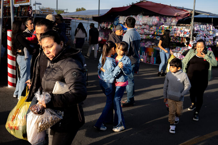 Photographer Shows The Funny, Awkward, And Totally Human Side Of City Life (60 Pics)