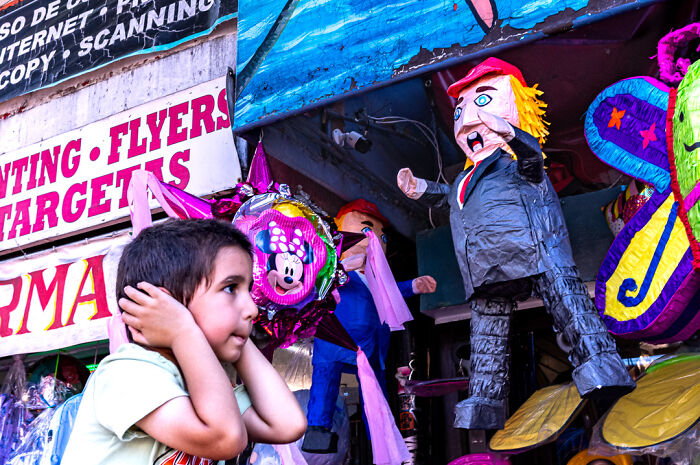 Photographer Shows The Funny, Awkward, And Totally Human Side Of City Life (60 Pics)