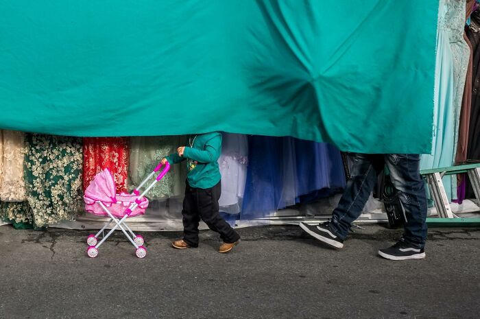 Photographer Shows The Funny, Awkward, And Totally Human Side Of City Life (60 Pics)