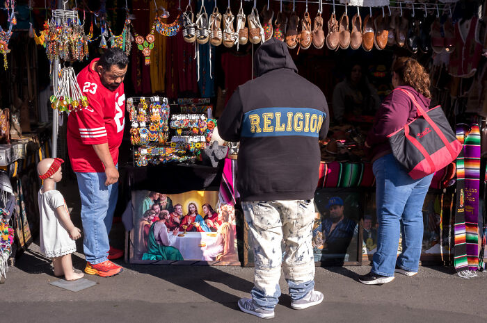 Photographer Shows The Funny, Awkward, And Totally Human Side Of City Life (60 Pics)