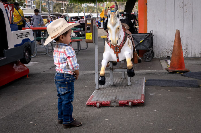 Photographer Shows The Funny, Awkward, And Totally Human Side Of City Life (60 Pics)