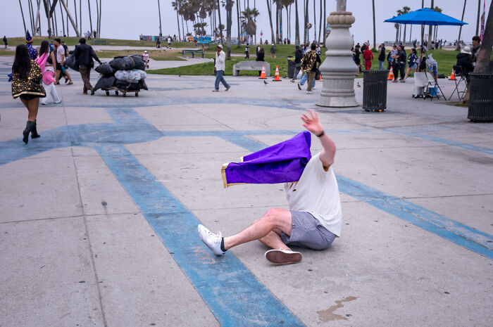 Photographer Shows The Funny, Awkward, And Totally Human Side Of City Life (60 Pics)