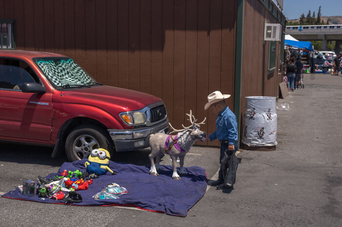 Photographer Shows The Funny, Awkward, And Totally Human Side Of City Life (60 Pics)