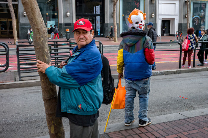 Photographer Shows The Funny, Awkward, And Totally Human Side Of City Life (60 Pics)
