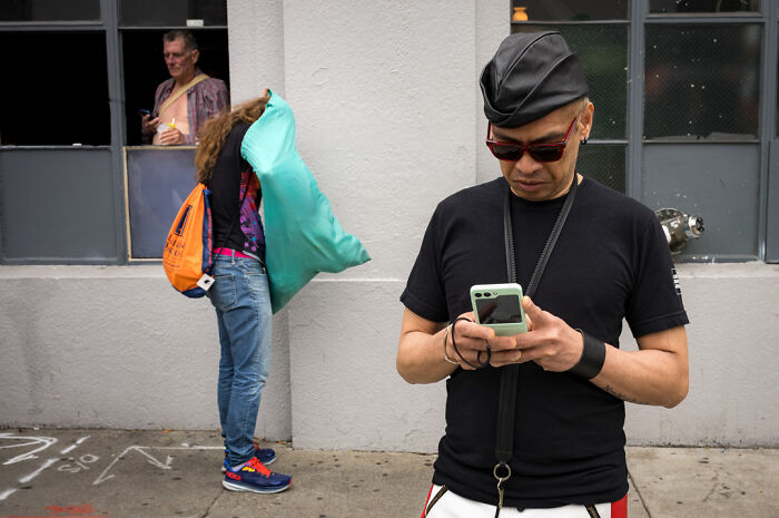 Photographer Shows The Funny, Awkward, And Totally Human Side Of City Life (60 Pics)