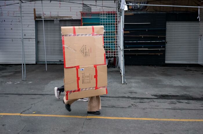 Photographer Shows The Funny, Awkward, And Totally Human Side Of City Life (60 Pics)