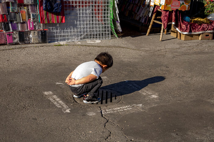 Photographer Shows The Funny, Awkward, And Totally Human Side Of City Life (60 Pics)