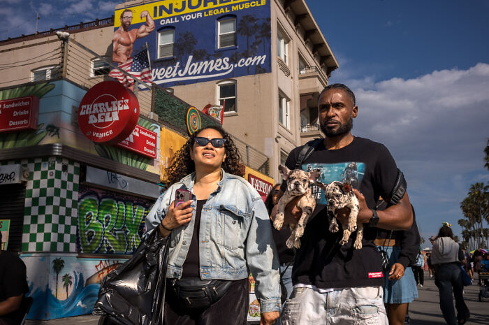 Photographer Shows The Funny, Awkward, And Totally Human Side Of City Life (60 Pics)
