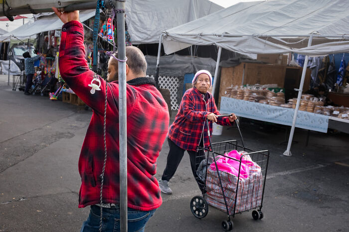 Photographer Shows The Funny, Awkward, And Totally Human Side Of City Life (60 Pics)