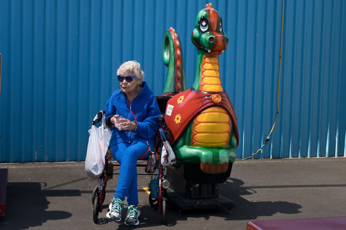 Photographer Shows The Funny, Awkward, And Totally Human Side Of City Life (60 Pics)