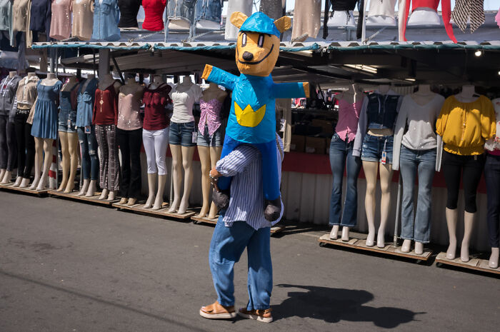 Photographer Shows The Funny, Awkward, And Totally Human Side Of City Life (60 Pics)