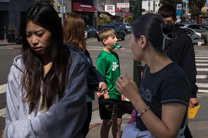 Photographer Shows The Funny, Awkward, And Totally Human Side Of City Life (60 Pics)