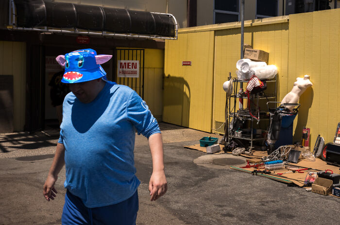 Photographer Shows The Funny, Awkward, And Totally Human Side Of City Life (60 Pics)
