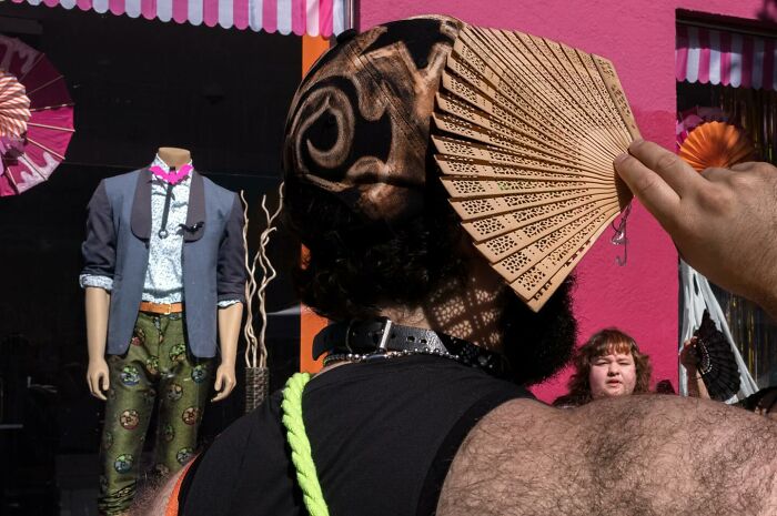 Photographer Shows The Funny, Awkward, And Totally Human Side Of City Life (60 Pics)