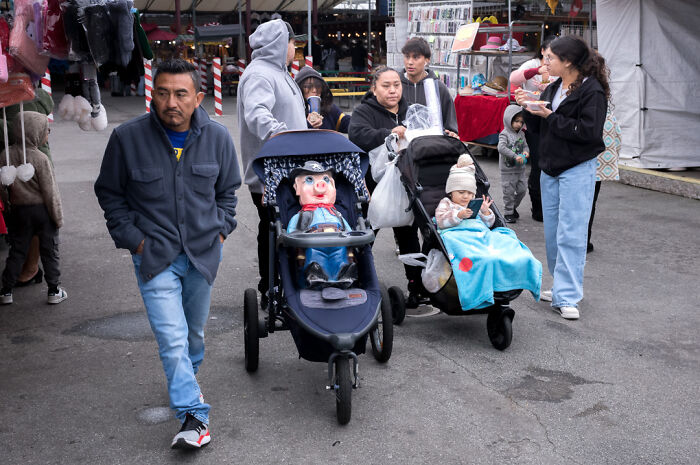 Photographer Shows The Funny, Awkward, And Totally Human Side Of City Life (60 Pics)
