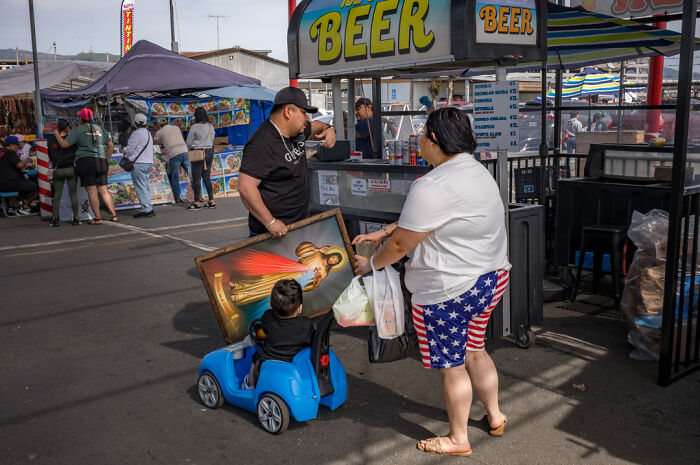 Photographer Shows The Funny, Awkward, And Totally Human Side Of City Life (60 Pics)
