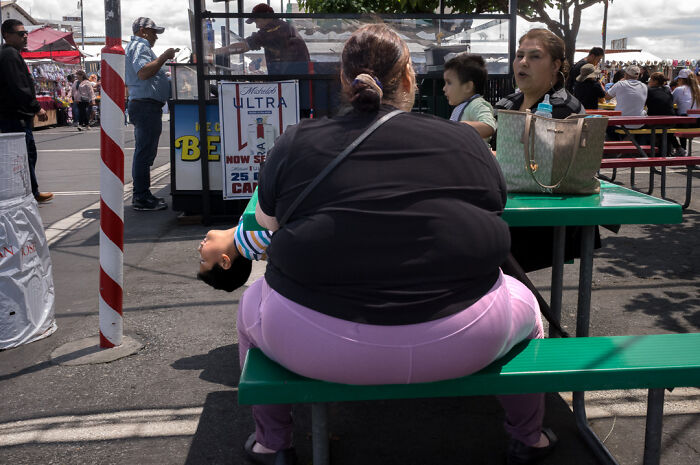 Photographer Shows The Funny, Awkward, And Totally Human Side Of City Life (60 Pics)
