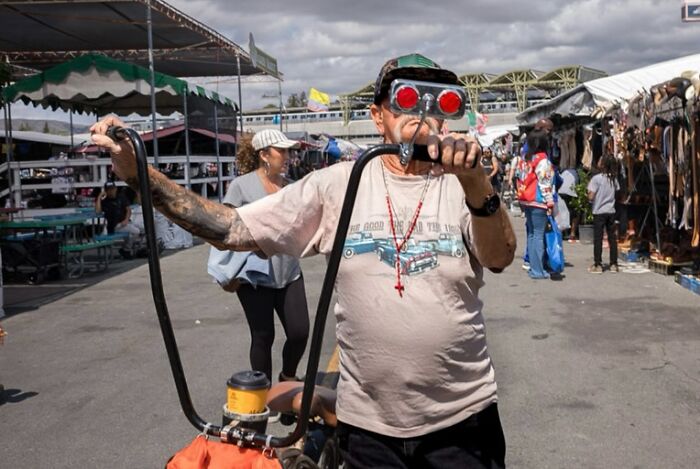 Photographer Shows The Funny, Awkward, And Totally Human Side Of City Life (60 Pics)