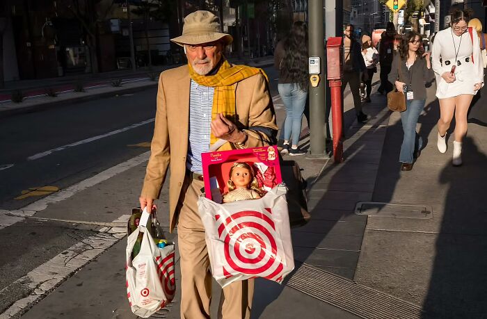 Photographer Shows The Funny, Awkward, And Totally Human Side Of City Life (60 Pics)