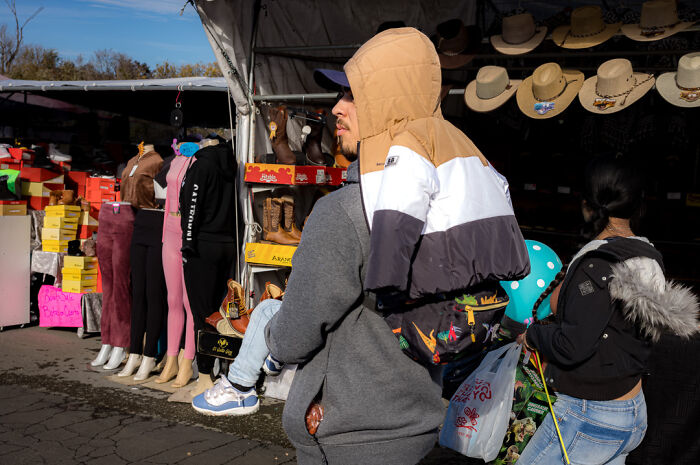Photographer Shows The Funny, Awkward, And Totally Human Side Of City Life (60 Pics)
