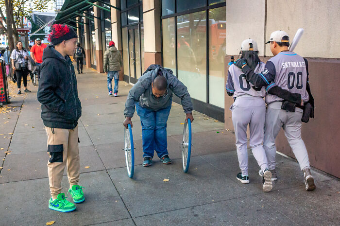 Photographer Shows The Funny, Awkward, And Totally Human Side Of City Life (60 Pics)