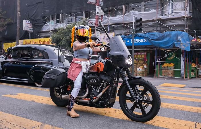 Photographer Shows The Funny, Awkward, And Totally Human Side Of City Life (60 Pics)