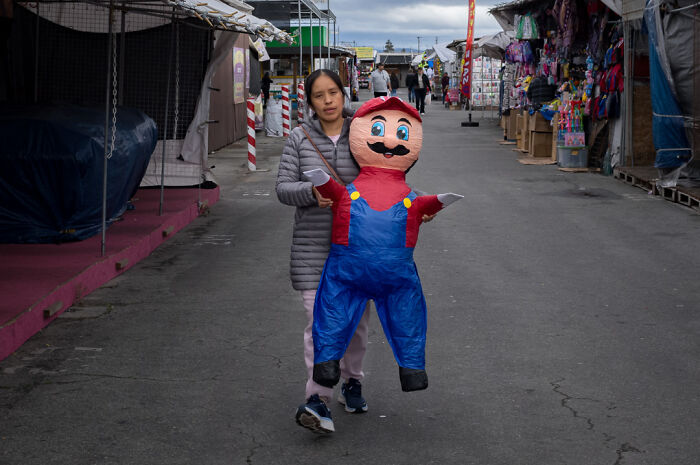 Photographer Shows The Funny, Awkward, And Totally Human Side Of City Life (60 Pics)