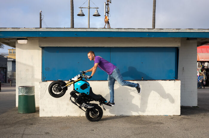 Photographer Shows The Funny, Awkward, And Totally Human Side Of City Life (60 Pics)