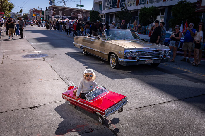 Photographer Shows The Funny, Awkward, And Totally Human Side Of City Life (60 Pics)