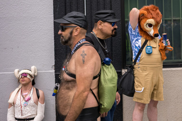 Photographer Shows The Funny, Awkward, And Totally Human Side Of City Life (60 Pics)