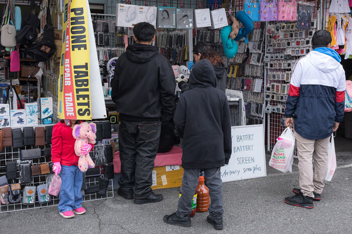 Photographer Shows The Funny, Awkward, And Totally Human Side Of City Life (60 Pics)