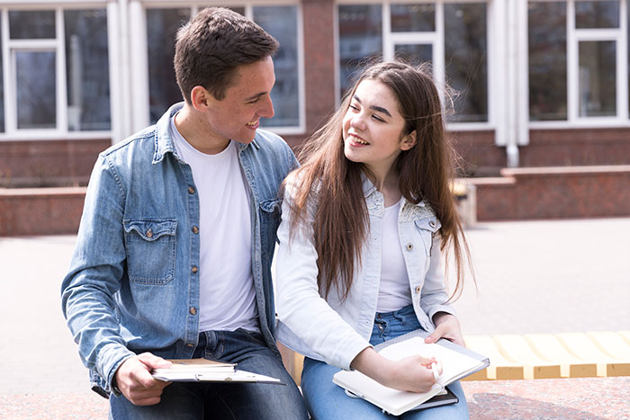&#8220;He Thinks I&#8217;m Lying&#8221;: Guy Is Convinced He Took An Art Class With GF, She Has No Memory Of It