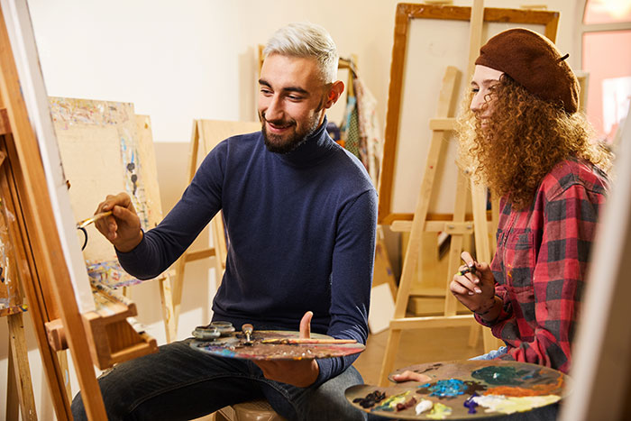&#8220;He Thinks I&#8217;m Lying&#8221;: Guy Is Convinced He Took An Art Class With GF, She Has No Memory Of It