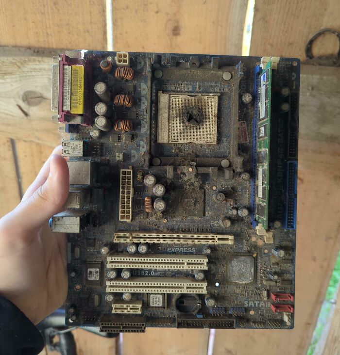 &#8220;Can I Solder It Back Together?&#8221;: 102 Painful Pics Of People Handling Electronics The Wrong Way