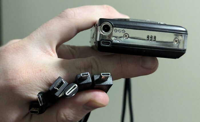 &#8220;Can I Solder It Back Together?&#8221;: 102 Painful Pics Of People Handling Electronics The Wrong Way
