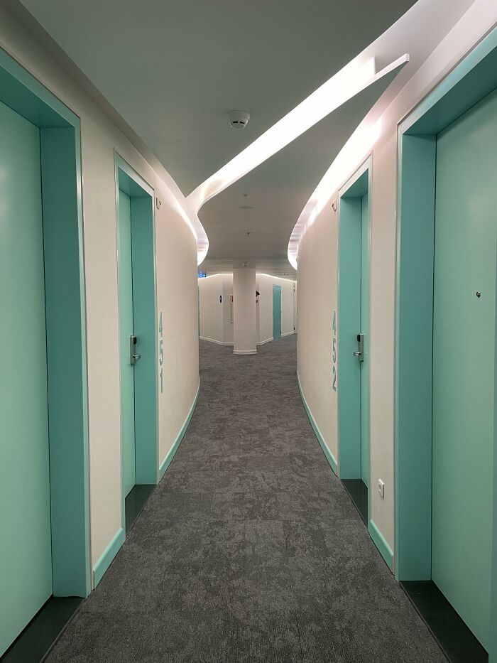 “Bro Lives In A Truman Show”: 81 Beautiful Yet Unnerving Liminal Spaces You Can’t Stop Looking At