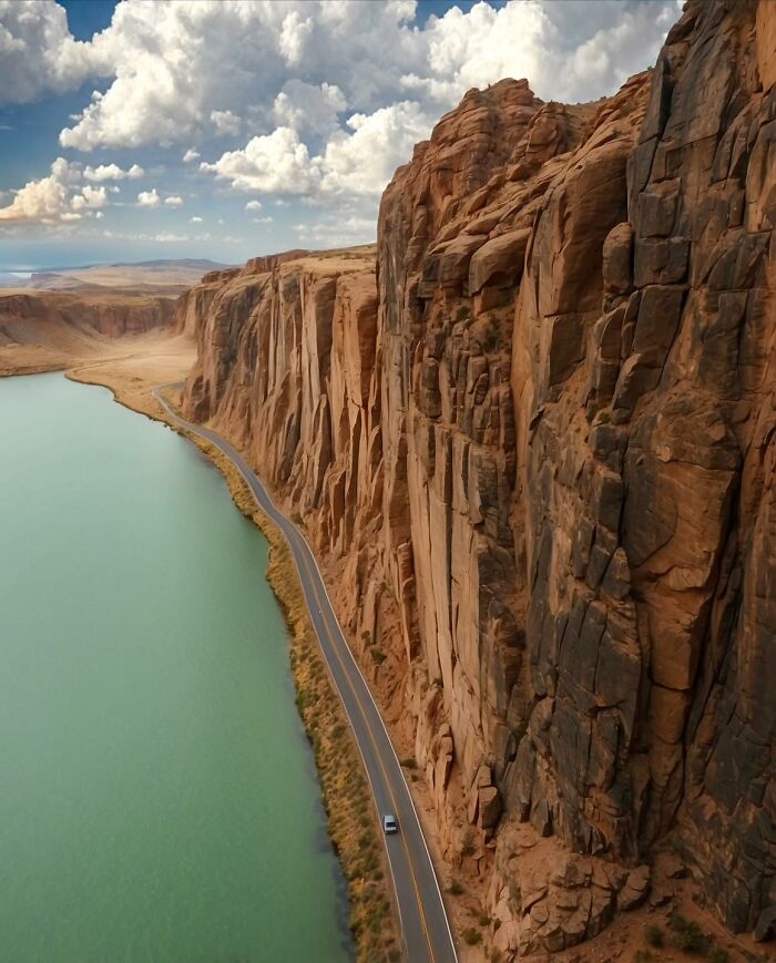 “Bro Lives In A Truman Show”: 81 Beautiful Yet Unnerving Liminal Spaces You Can’t Stop Looking At