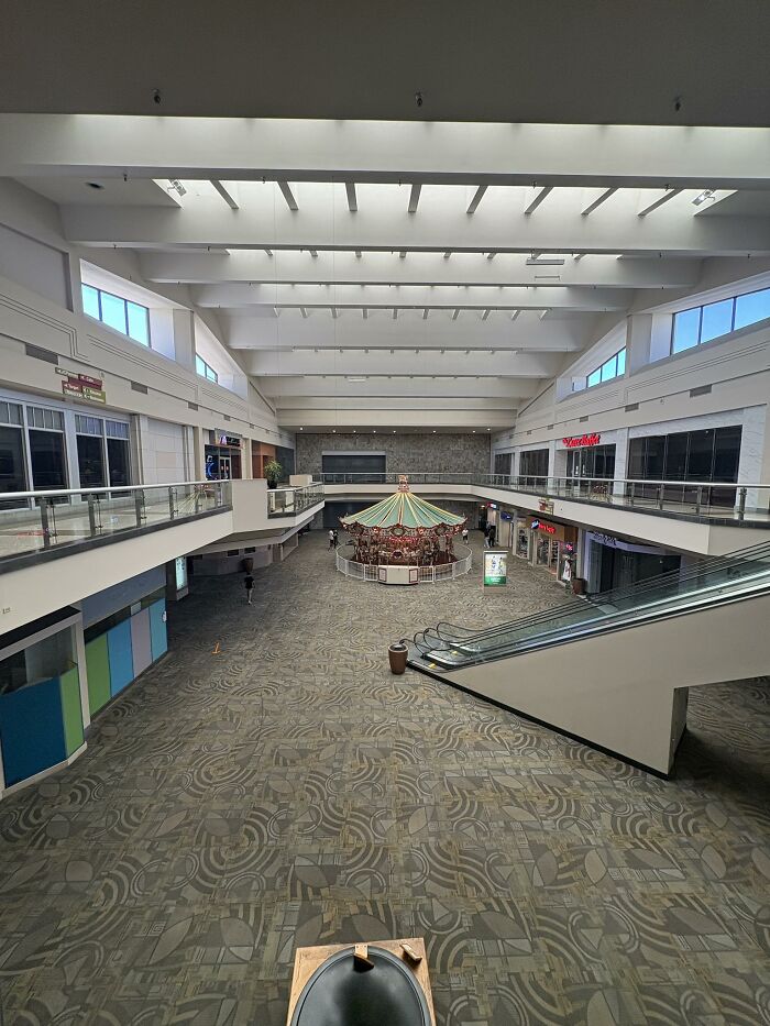 “Bro Lives In A Truman Show”: 81 Beautiful Yet Unnerving Liminal Spaces You Can’t Stop Looking At
